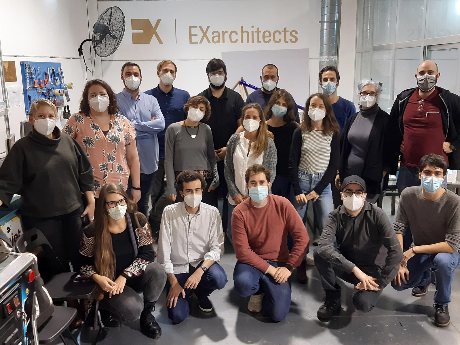 Foto de familiar, con los alumnos de la I residencia de Experimentación con fabricación digital con EXarchitects y FABdeFAB durante iAtelier para Fundesarte y EOI