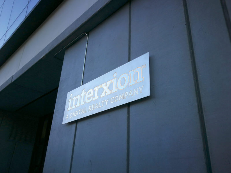 Cartel aluminio para Interxion en una de sus sedes de Madrid