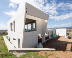 achada principal de vivienda industrializada moderna en El Casar (Madrid), proyecto de EXarchitects