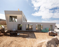 achada principal de vivienda industrializada moderna en El Casar (Madrid), proyecto de EXarchitects
