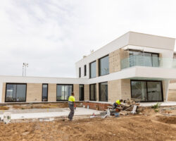 achada principal de vivienda industrializada moderna en El Casar (Madrid), proyecto de EXarchitects