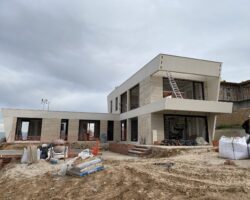 Implantación de vivienda industrializada en parcela urbana