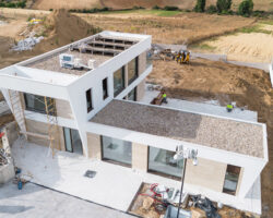 achada principal de vivienda industrializada moderna en El Casar (Madrid), proyecto de EXarchitects