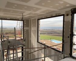 Implantación de vivienda industrializada en parcela urbana