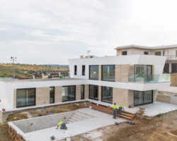 achada principal de vivienda industrializada moderna en El Casar (Madrid), proyecto de EXarchitects