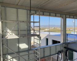 Implantación de vivienda industrializada en parcela urbana
