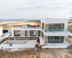 achada principal de vivienda industrializada moderna en El Casar (Madrid), proyecto de EXarchitects