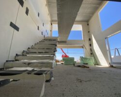 Implantación de vivienda industrializada en parcela urbana
