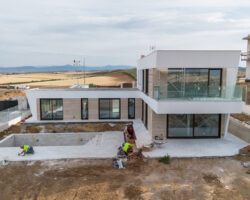 achada principal de vivienda industrializada moderna en El Casar (Madrid), proyecto de EXarchitects