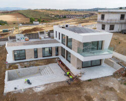achada principal de vivienda industrializada moderna en El Casar (Madrid), proyecto de EXarchitects