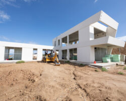 achada principal de vivienda industrializada moderna en El Casar (Madrid), proyecto de EXarchitects