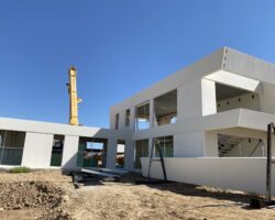 Implantación de vivienda industrializada en parcela urbana