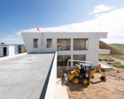 achada principal de vivienda industrializada moderna en El Casar (Madrid), proyecto de EXarchitects